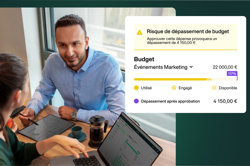 illustration de deux professionnels de la finance avec une fenêtre ouverte sur l'onglet Budgets de la plateforme Payhawk